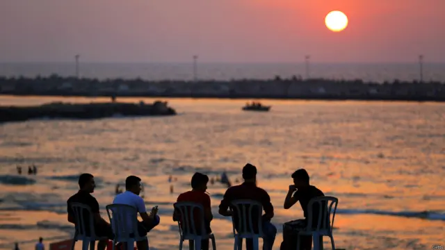 شام کو مچھلیوں کے شکار سے تھک ہار کر نوجوان سمندر کے کنارے بیٹھ کر تھکن اتارتے ہیں اور شاید یہ سوچتے ہیں کہ جنگ بندی شاید کب تک برقرار رہتی ہے۔