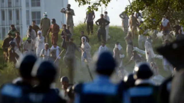 ایوان میں موجود سیاسی جماعتوں نے عمران خان اور طاہر القادری کے احتجاجی دھرنوں کے دوران ریاستی اداروں پر حملوں کی مذمت کی