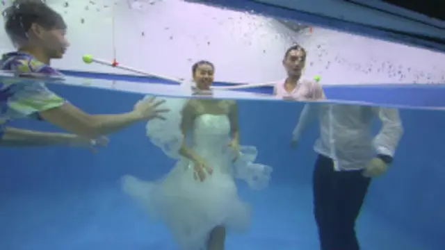 Uma sessão de fotos embaixo d'água pode custar cerca de R$740