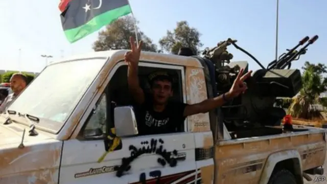 تتصارع ميليشيات ليبية من أجل السيطرة على مقاليد الأمور في العاصمة طرابلس ومناطق أخرى.