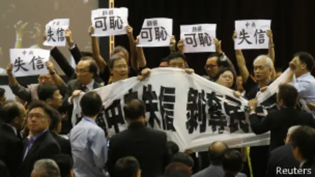 ယုံကြည်မှု ကုန်ဆုံးကြောင်း စာတန်းတွေ ကိုင်စွဲခဲ့