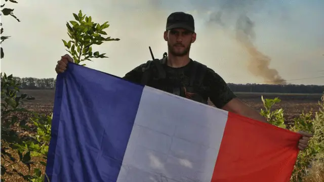 El grupo francés le dio al periodista de Le Monde Pierre Sautreil una foto de Nikola Perovic con una bandera francesa en la región sur de Donetsk el 11 de agosto.