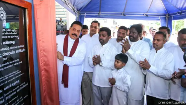 'රැස්වීම් තැබීම සාධාරණයි, නමුත් විවෘත කිරීම් සහ මුල්ගල් තැබීම් වලට සහභාගිවීම නීතිවිරෝධියි'
