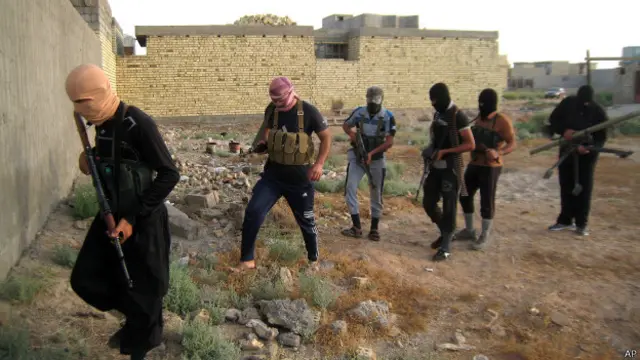 Rebeldes sunitas iraquíes en abril de 2014