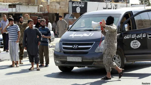 Miembro de Estado Islámico le comunica a la población de Taqba, Siria, que la base aérea local cayó en sus manos.