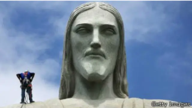 Un hombre trabaja sobre la estatua del Cristo Redentor en Río de Janeiro.