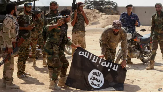 Pasukan milisi Irak menurunkan bendera DI setelah menguasai Amerli.