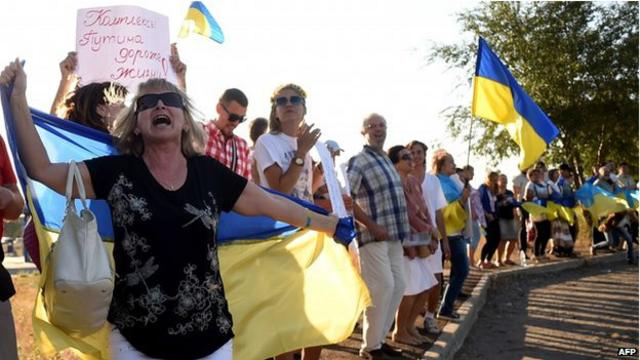Residentes protestan contra rebeldes prorrusos en Mariupol.