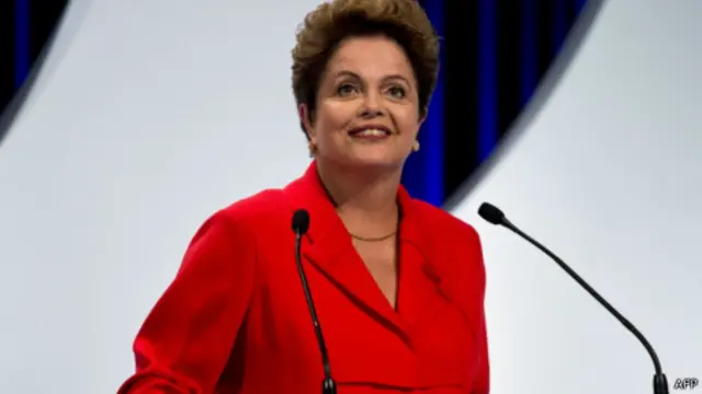 Presidenta brasileña Dilma Rousseff durante un debate con candidatos el lunes