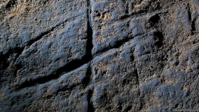 Hombre de Neandertal cazando.