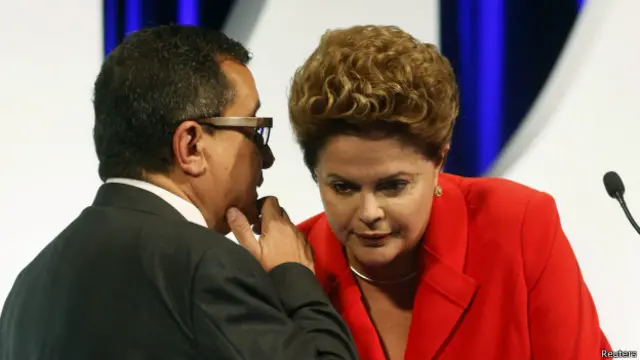 Dilma ouve conselhos de assessor no debate / Crédito: Reuters
