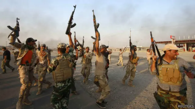 Pasukan milisi Syiah Irak bergembira setelah berhasil menguasai Armeri.