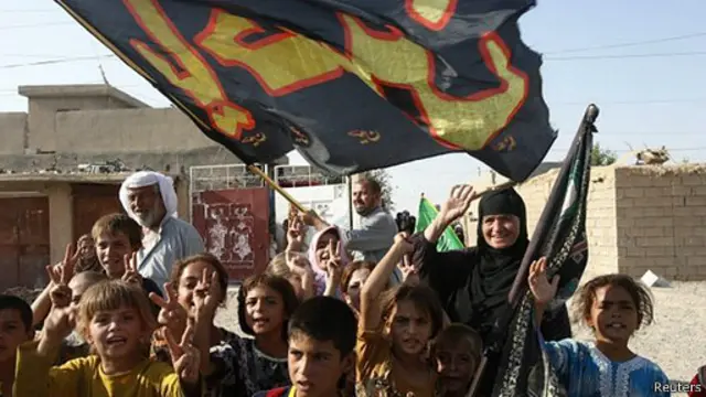 Warga Amerli menyambut kedatangan pasukan milisi Syiah dan Kurdi.