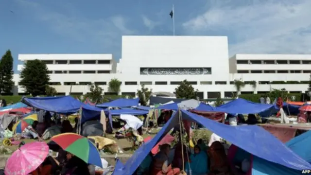 يعتصم الآلاف من انصار المعارضين عمران خان وطاهر القادري خارج مبنى البرلمان