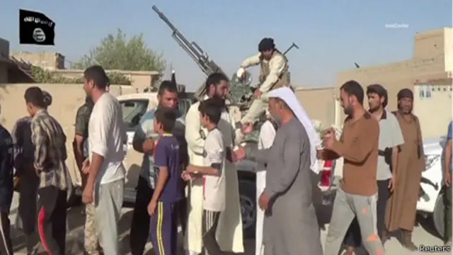 تلویزیون دولت اسلامی صحنههایی از مراسم "ایمان آوردن کفار" به اسلام را پخش کرده است