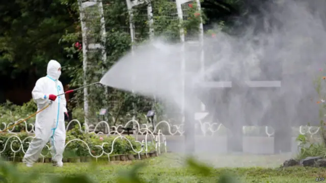 工作人员在东京代代木公园消毒（28/08/2014）