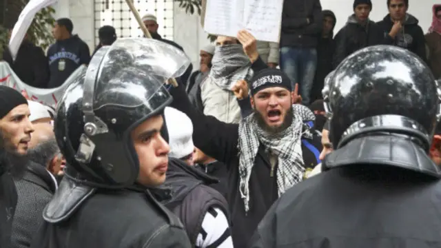 تتأهب الشرطة التونسية للتصدي للإسلاميين قبل الانتخابات البرلمانية المقبلة.