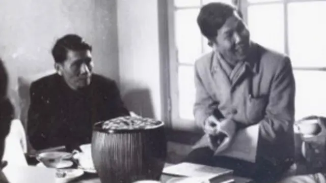 Giáo sư đỏ Trần Văn Giàu (1911-2010 - bên phải) để lại cuốn Hồi ký nhiều tư liệu theo quan điểm của ông