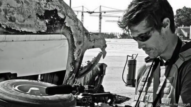 جيمس فولي في مطار طرابلس الليبي، في عام 2011