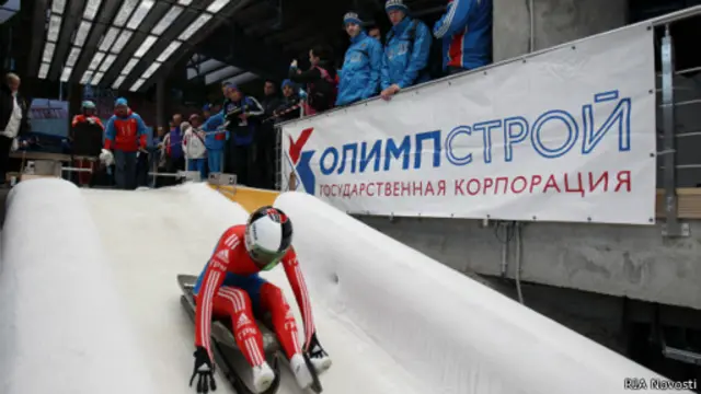 Логотип "Олимпстроя" на санно-бобслейной трассе