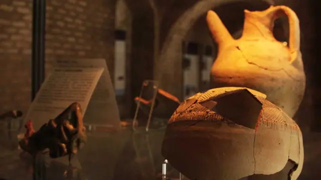 په دغه موزیم کې د باختري، هخامنشي، طاهري، ساماني، غزنوي، غوري، تیموري او خوارزمي زمانو  لرغوني اثار  ساتل کېږي.