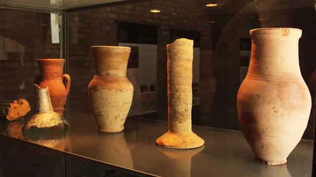 له نن  نه اووه  زره کاله مخکیني اثار چې شمېر یې له دریو زرو نه هم اوړي د هرات په موزیم کې شتون لري. 