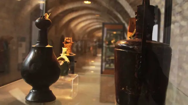 څو ځلې پخوا د دغه موزیم اثار غلا شوي و، او یو شمېر یې چې د طالبانو په وخت کې غلا شوي و، لا تر اوسه نه دي پیدا شوي.