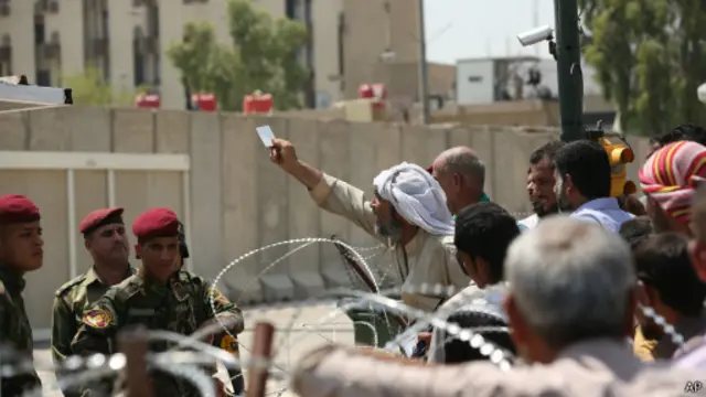 (أرشيف) أقارب جنود عراقيين مختطفين يحتجون أمام البرلمان في بغداد. 