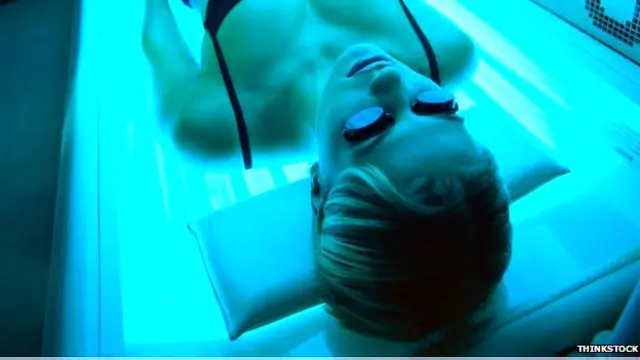 Mujer en una cama solar