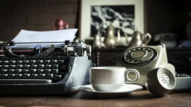 Пишущая машинка и дисковый телефон