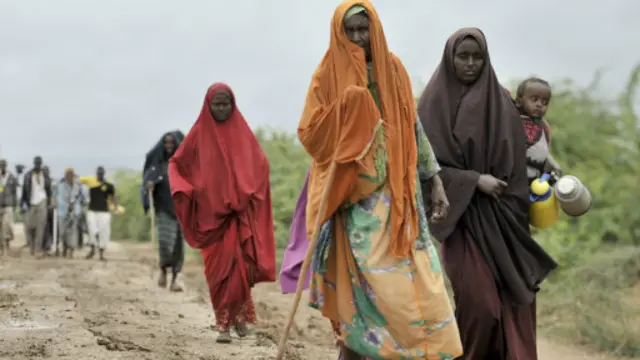 نازحون مدنيون اضطروا إلى ترك منازلهم في بلدة بولومارير الصومالية بسبب حركة الشباب.