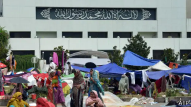 پارلیمان کی عمارت کے احاطے پر اس وقت مظاہرین کا قبضہ ہے جبکہ عمارت کے اندر جانے والے راستوں پر دروازوں پر فوج تعینات ہے