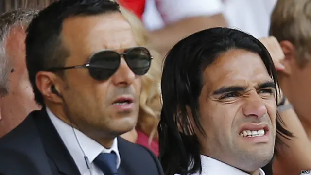 Jorge Mendes acompaña a Radamel Falcao. El agente lleva un trato personal con sus principales clientes.