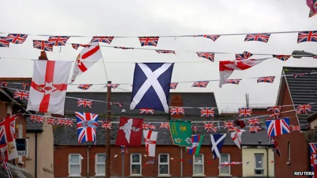 مشرقی بیلفاسٹ میں سکاٹ لینڈ کا سیلٹائر دوسرے جھنڈووں کے ساتھ لہرا رہا ہے