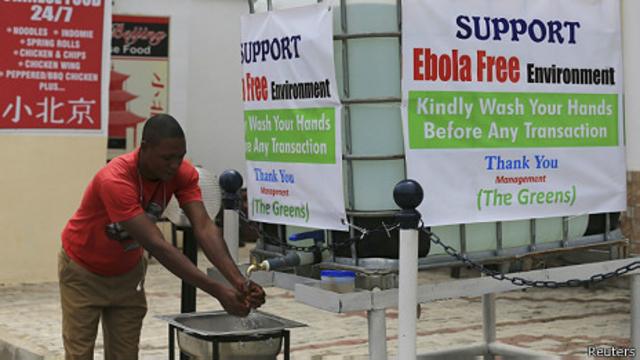 Hombre se lava las manos en Nigeria