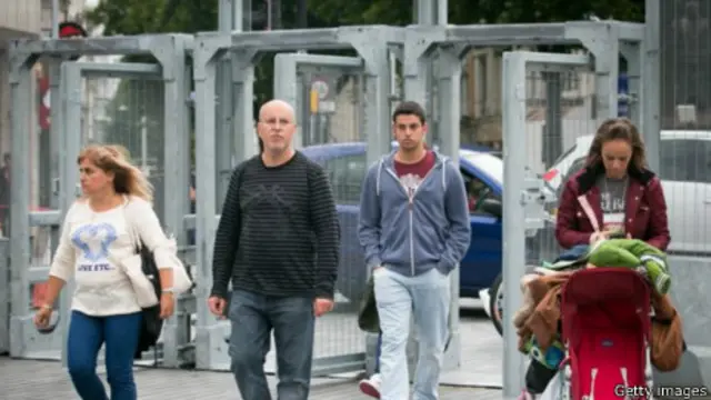 در چهار سمت محل برگزاری اجلاس، دروازه های مجهز به سیستم هشدار دهنده، نصب شده است