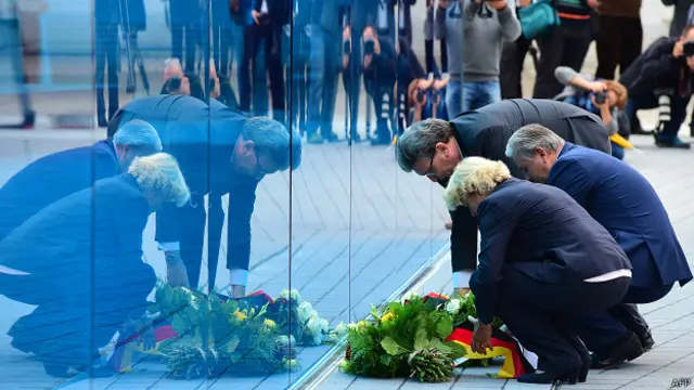 В Берлине открыт стеклянный монумент 300 тысячам жертв нацистской программы истребления инвалидов и людей с хроническими физическими и психическими заболеваниями. Памятник представляет собой стену из голубого стекла длиной в 24 метре. Сооружение установлено перед зданием Берлинской филармонии на месте, где в нацистские времена размещалось учреждение, ведавшее программой "эвтаназии". Это уже четвертый мемориал различным категориям жертв нацизма, возведенный в столице Гермпании за последние 10 лет. До этого в Берлине появились памятники евреям, цыганам и геям, которые также систематически истреблялись нацистами. В период с начала 1940 по август 1941 года было уничтожено около 200 тысяч инвалидов – преимущественно пациентов психиатрических клиник и приютов для различных категорий хронических больных. Эта программа получила название T4 по берлинскому адресу контору, из которой осуществлялось руководство процессом – Тиргартенштрассе, 4. В секретном режиме программа продолжила действовать в последующие четыре года, в основном на территории Германии и Австрии. Историки считают, что на программе Т4 были отработаны технологии массового убийства, задействованные несколько позже для холокоста 6 миллионов евреев, в частности газовые камеры.