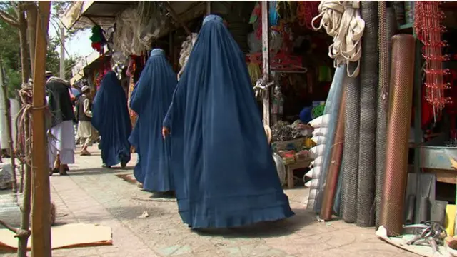 پلِ خمری علاقے کا مرکزی قصبہ ہے جہاں زرعی اجناس فروخت ہوتی ہیں مگر یہاں بے چینی بھی نظر آتی ہے