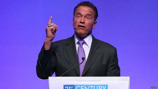Arnold Schwarzenegger chọn màu tím sáng. Tím được xem là màu dễ làm nổi bật trong đám đông.