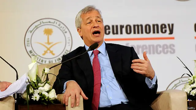 Джейми Даймон в красном галстуке