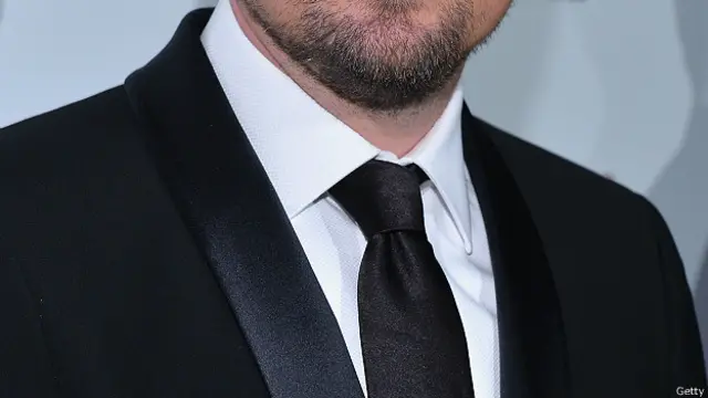 Leonardo Dicaprio ưa dùng cà vạt đen. Đen là màu long trọng và tinh vi trong tiệc tối.