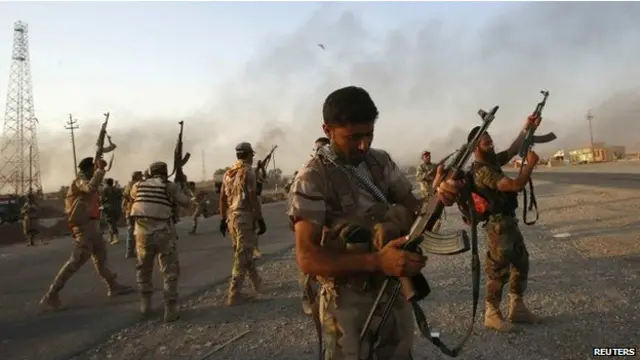 Şiə silahlıları Əmirli mühasirəsinin yarılmasını havaya ətəşlə qeyd edirlər. 