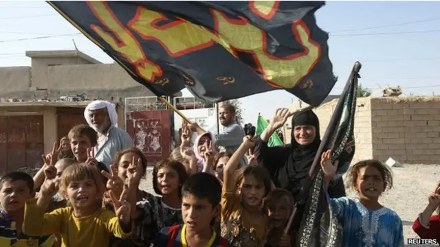 Əmirli sakinləri mühasirənin yarılmasını bayram edirlər. 