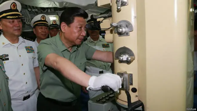 2013年4月,习近平在出席博鳌亚洲论坛其间前往海军驻三亚部队视察。