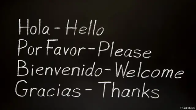 Cartel con palabras en español y en inglés