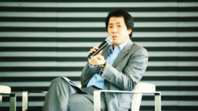 于品海以10億港幣成功收購《明報》，引起外界對其背景的關注。