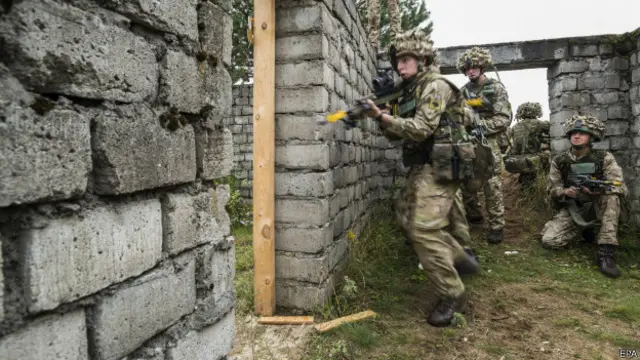 Tropas britânicas participam de exercício em Drawsko Pomorski, na Polônia (Foto: EPA)