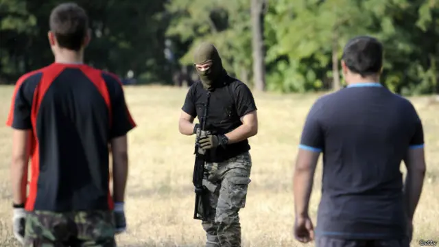 Боец батальона "Азов" и добровольцы