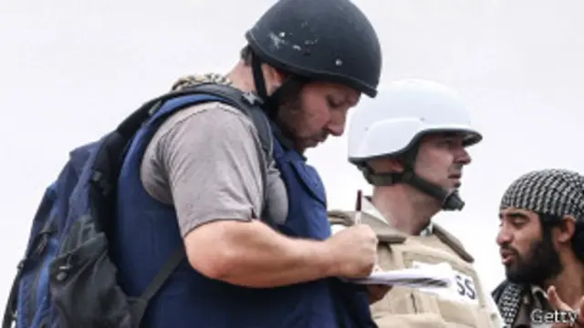 استیون ساتلوف در گذشته برای مجله تایم، نشریه فارین پالیسی و نیز کریستین ساینس مانیتور کار می کرد و در مصر، لیبی و سوریه سابقه خبرنگاری داشت