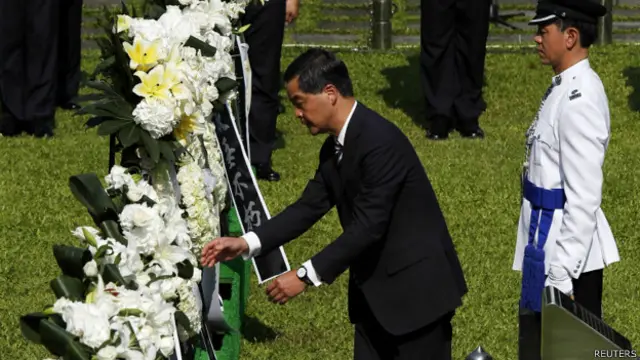 香港行政长官梁振英在纪念中国抗日战争胜利69周年仪式上献花（3/9/2014）